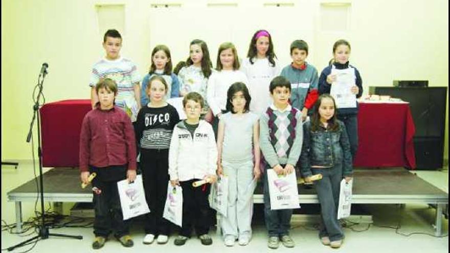 Los ganadores del concurso «Pin de Pría» posan para las cámaras con sus diplomas.