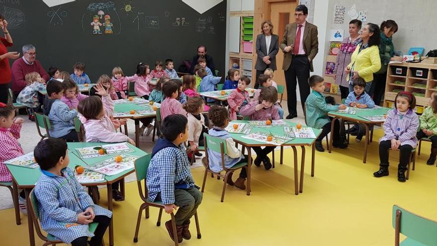 López-Chaves participa en un desayuno con escolares para fomentar una alimentación saludable