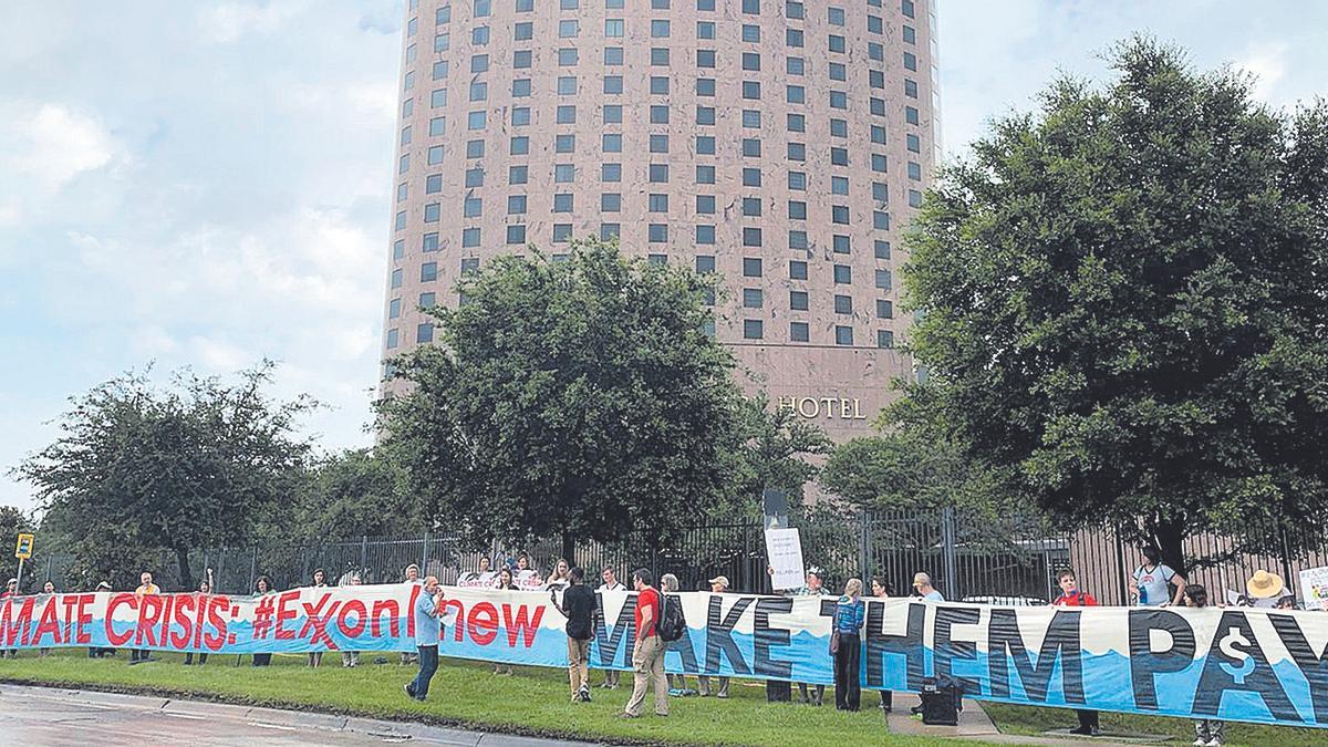 Acte de protesta contra Exxon durant una convenió de l'empresa petroliera.