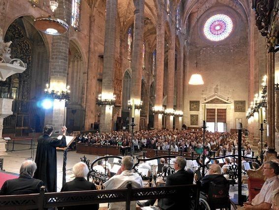 Margot Käßmann predigt in der Kathedrale von Palma de Mallorca.