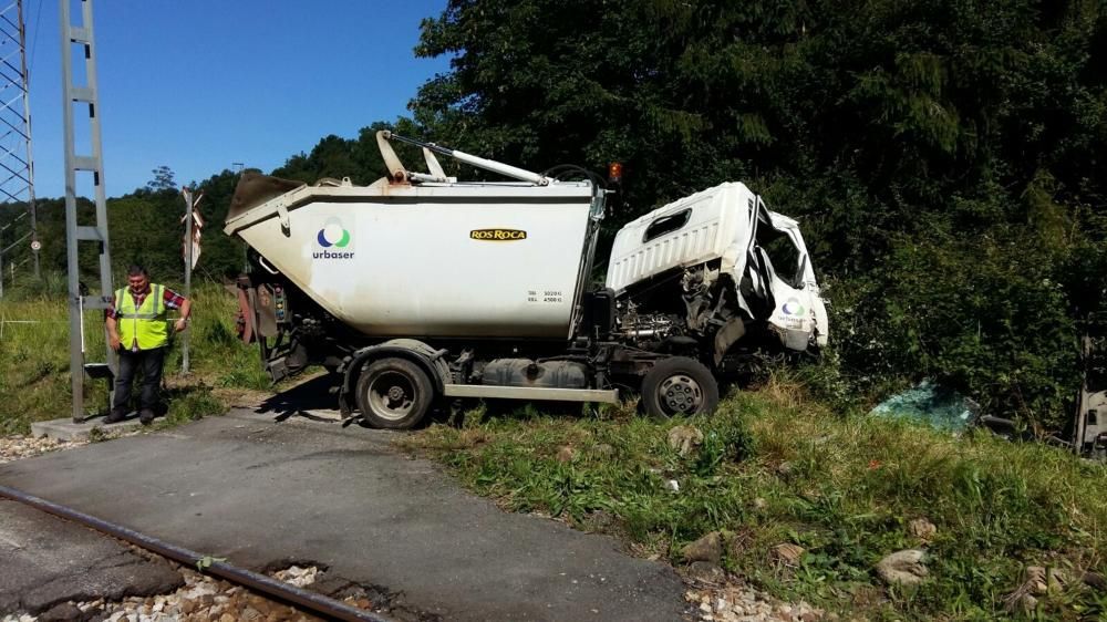 Un tren arrolla a un camión en un paso a nivel en Piloña