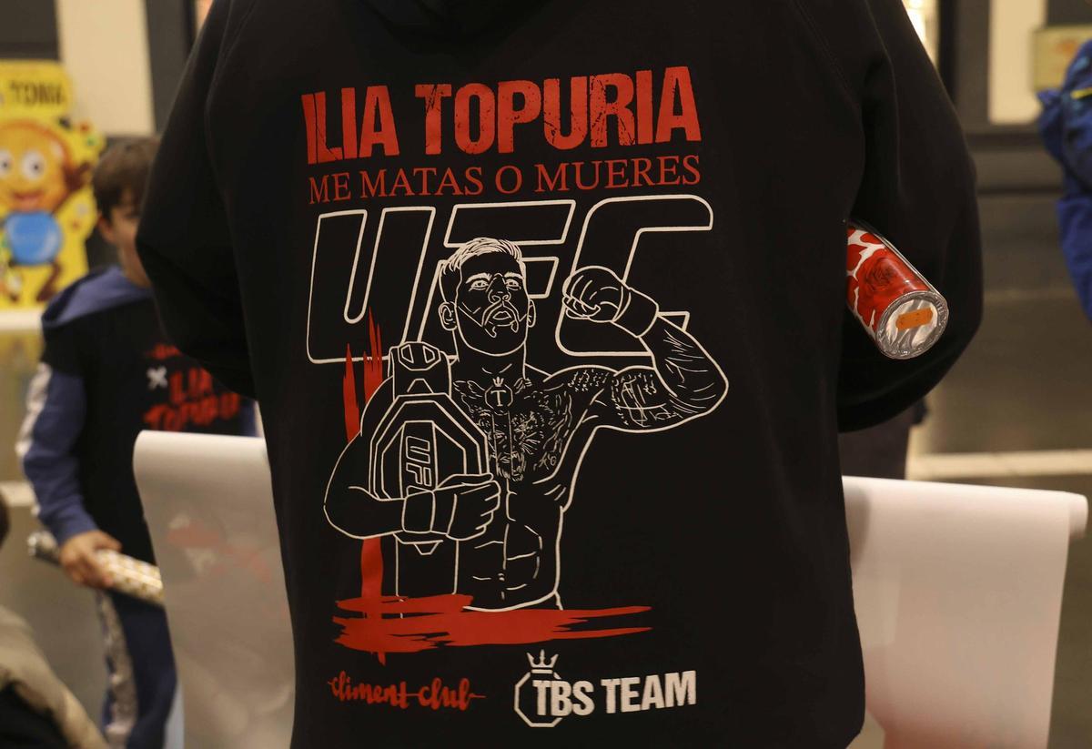Recibimiento en la estación de tren de Alicante al equipo de Ilia Topuria, campeón de la UFC.