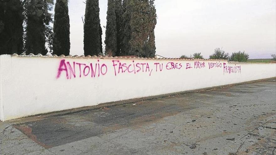 Aparecen pintadas que califican al alcalde de Guadiana del Caudillo de «vestigio franquista»