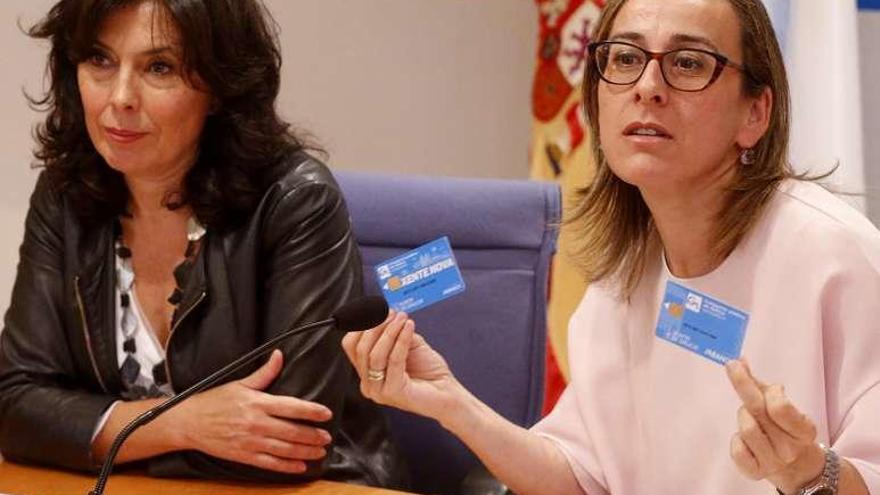 Ethel Vázquez (a la derecha) muestra ejemplos de la tarjeta &#039;Xente Nova&#039;.