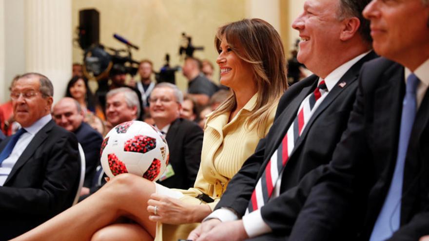Putin regala el balón del Mundial a Trump y éste se lo pasa a Melania -  Faro de Vigo