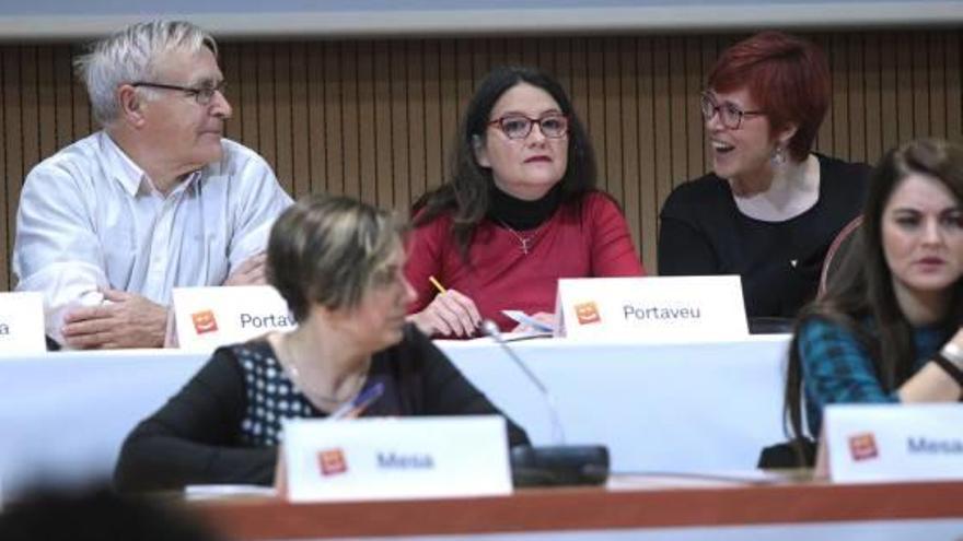 Mónica Oltra recibe el apoyo de sus compañeros en la Trobada de Compromís, celebrada en València.