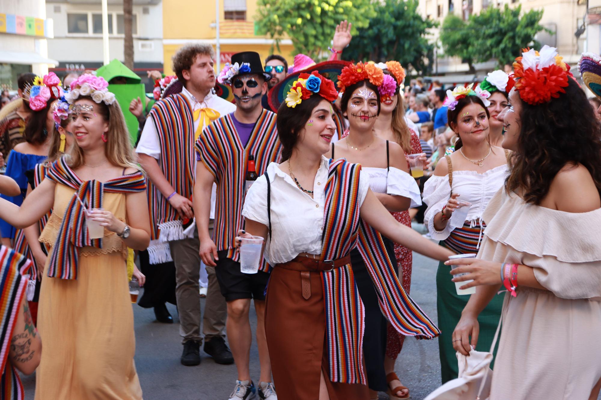 Así ha sido el último desfile y la prueba del toro por las fiestas de Sant Pere en el Grau