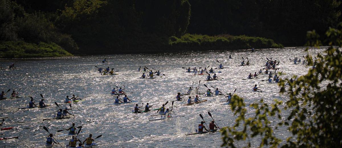 Los participantes enfilan el descenso de catorce kilómetros por el río Miño. | PEDRO MINA
