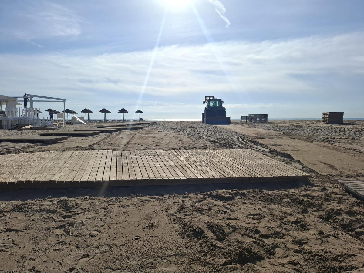 Montaje de uno los chiringuitos de la playa de la Patacona