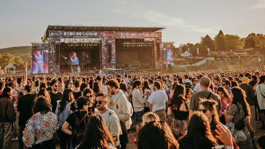 Miles de personas en el Monte do Gozo durante el festival O Son do Camiño 2024.