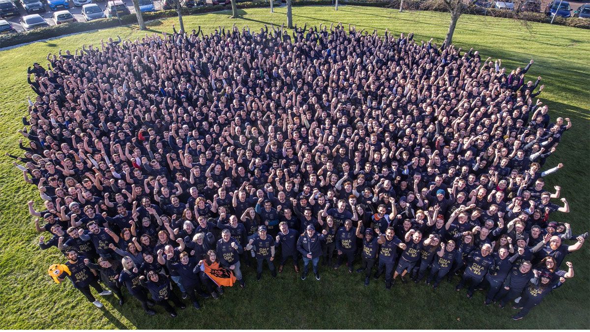 Pérez y Verstappen, junto a los empleados de Red Bull en Milton Keynes