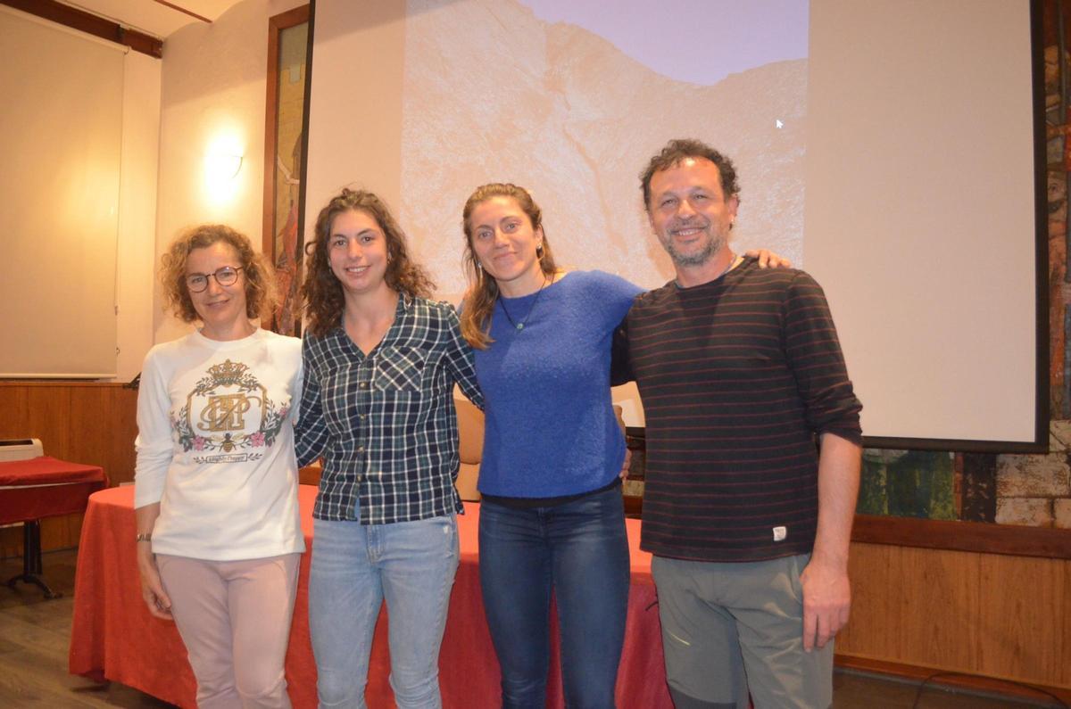 Las dos integrantes del Equipo Femenino de Alpinismo (en el centro) con dos representantes del club benaventano.