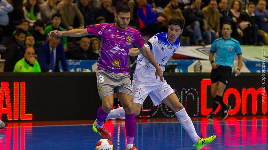 Bruno Taffy controla un balón en el partido de hoy en Antequera.