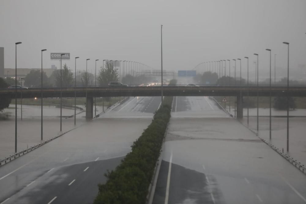 Las fuertes lluvias han inundado la pista de Silla.