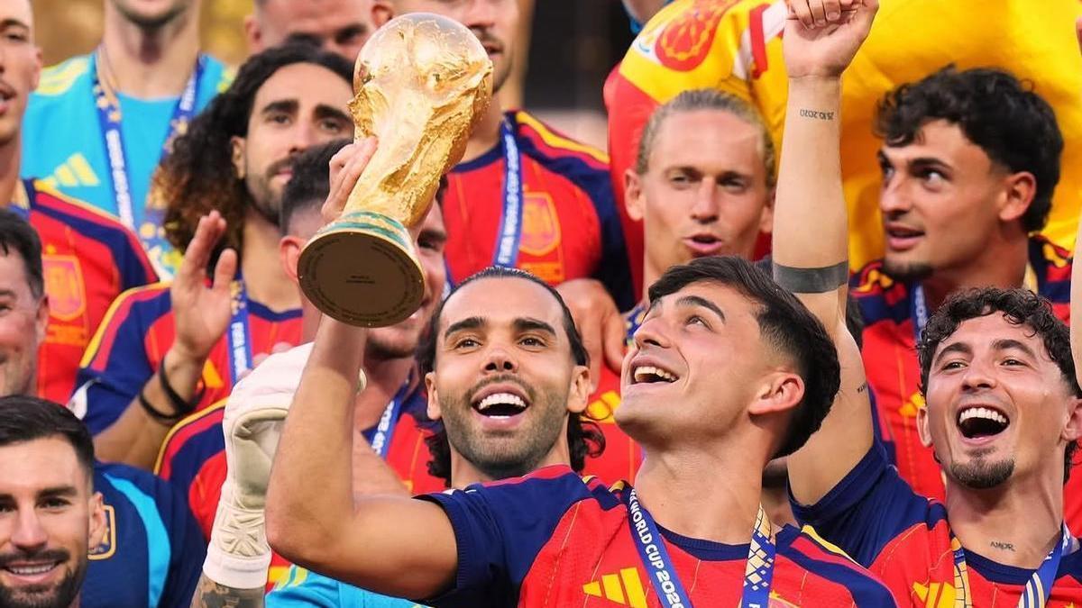 Pedri celebra el Mundial levantando la copa