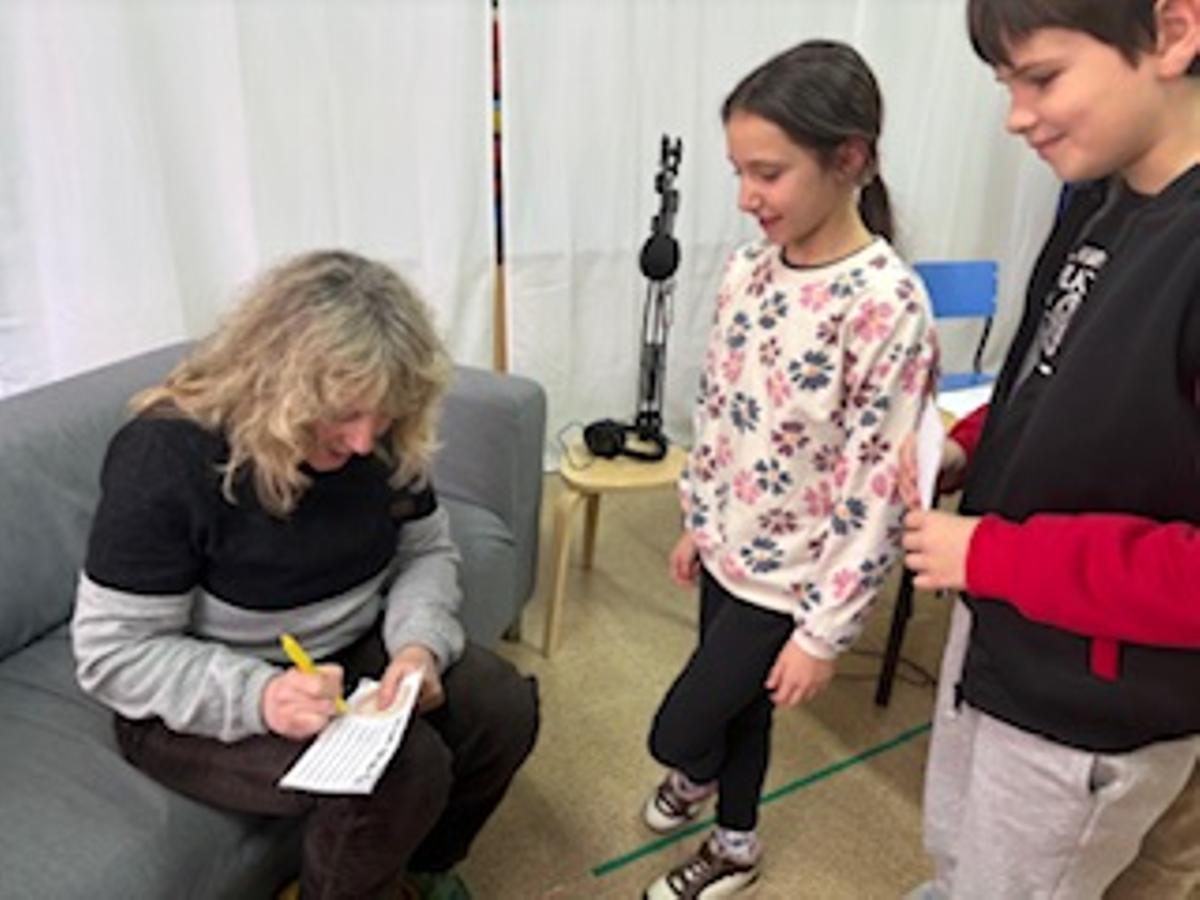 Mar Olid visita el colegio público El Coto de El Entrego