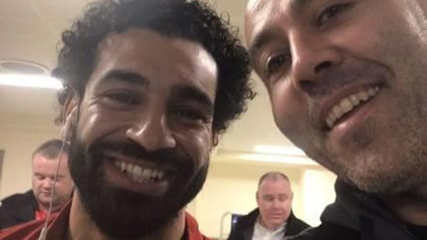 Salah y Pons, tras un partido con el Liverpool.