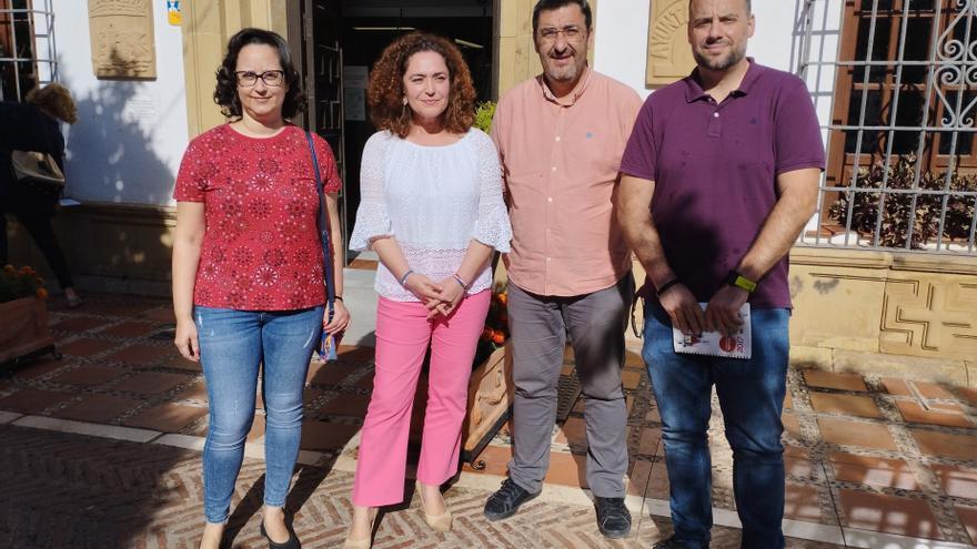 La portavoz de Por Andalucía en el Parlamento andaluz, Inma Nieto; el coordinador de IU Málaga, Guzmán Ahumada, y la coordinadora de IU Marbella, Victoria Morales, en Marbella