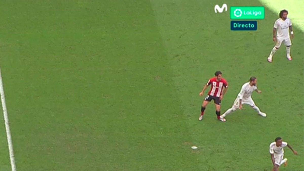 El momento en el que Ramos comete penalti a Raúl García