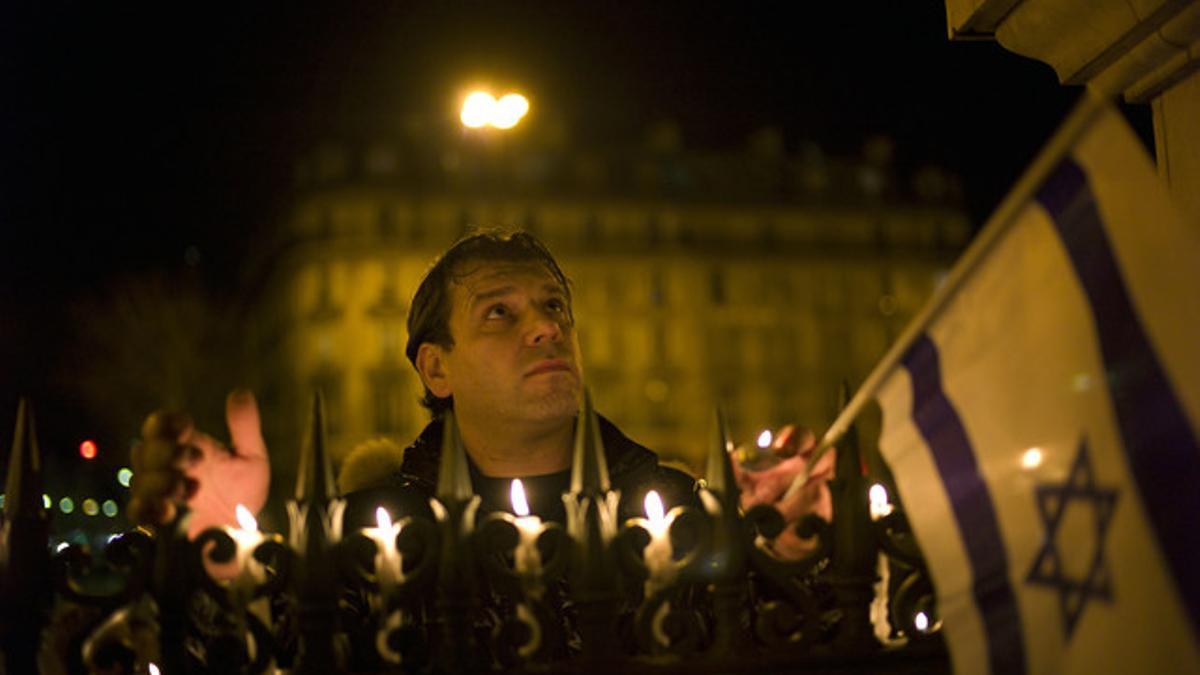 Un hombre participa en la vigilia en recuerdo a las víctimas de la escuela Ozar Hatorah de Toulouse, anoche en París.