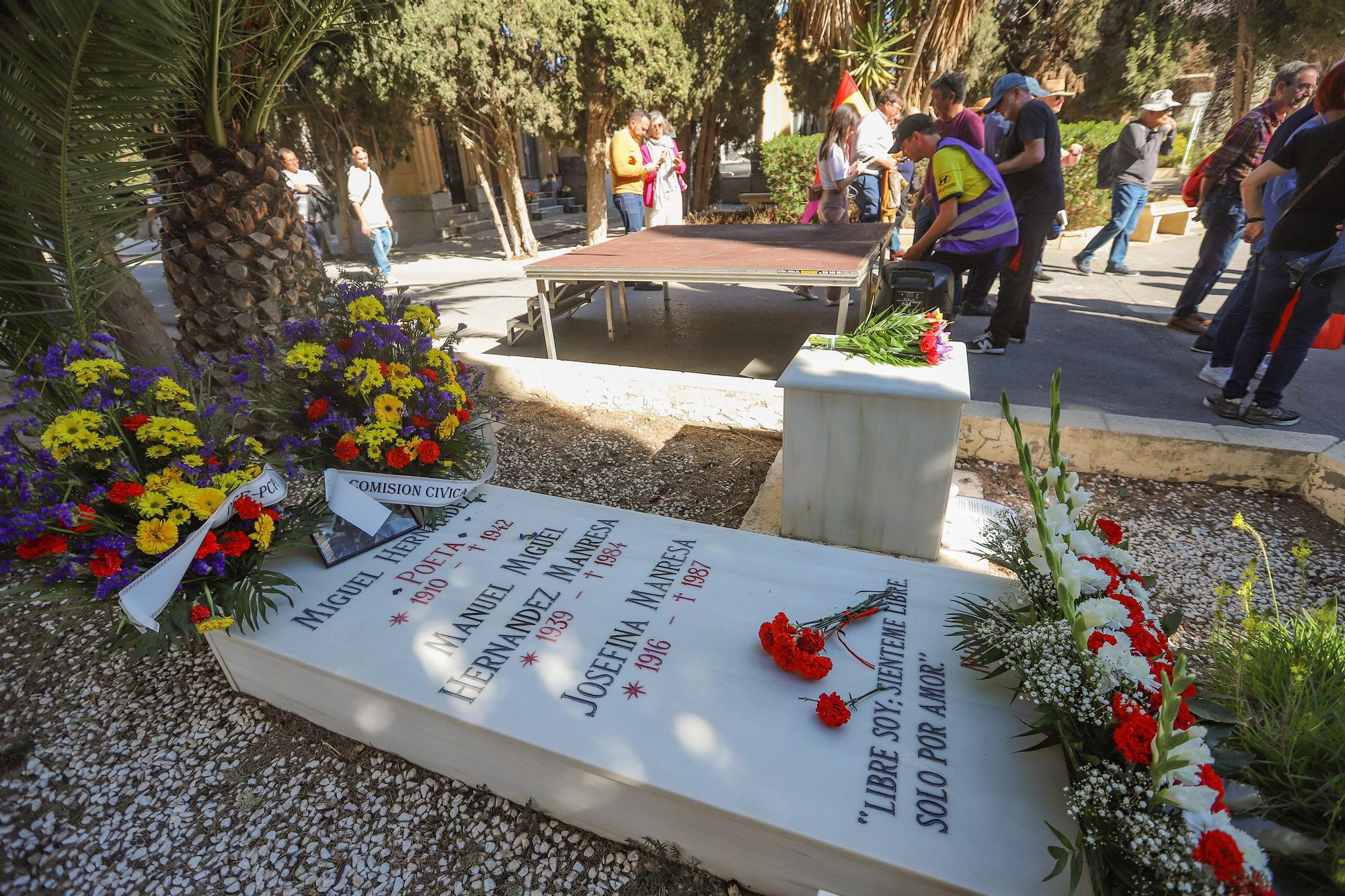 Concentración en el cementerio de Alicante por las personas fueron fusiladas y enterradas por el régimen franquista en fosas comunes