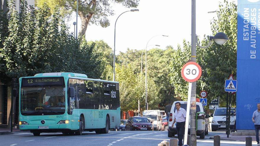 Un autobús de Movibus de la línea de Alcantarilla, a su paso por Murcia.