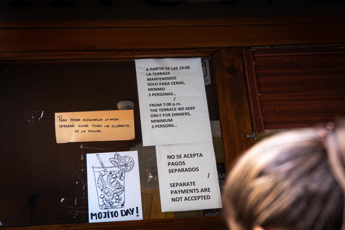 Dos mandamientos más en un bar en la calle de Blai, en el Poble Sec, en Barcelona.