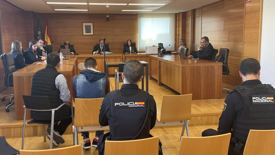 Cuatro años y medio de cárcel por apuñalar a tres hombres en una comida familiar en Castelló