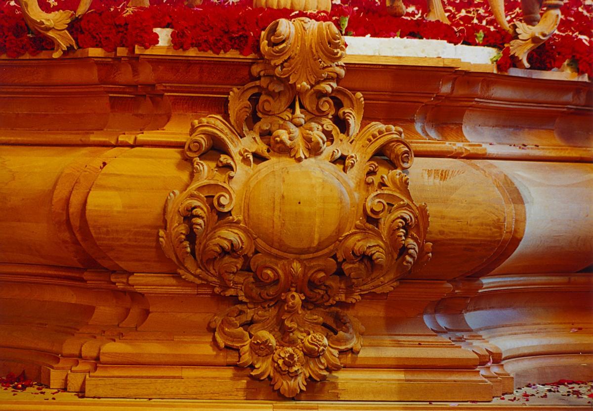 Detalle del trono del Cristo de la Esperanza en su Gran Amor aún en proceso de talla, en el año 2002.