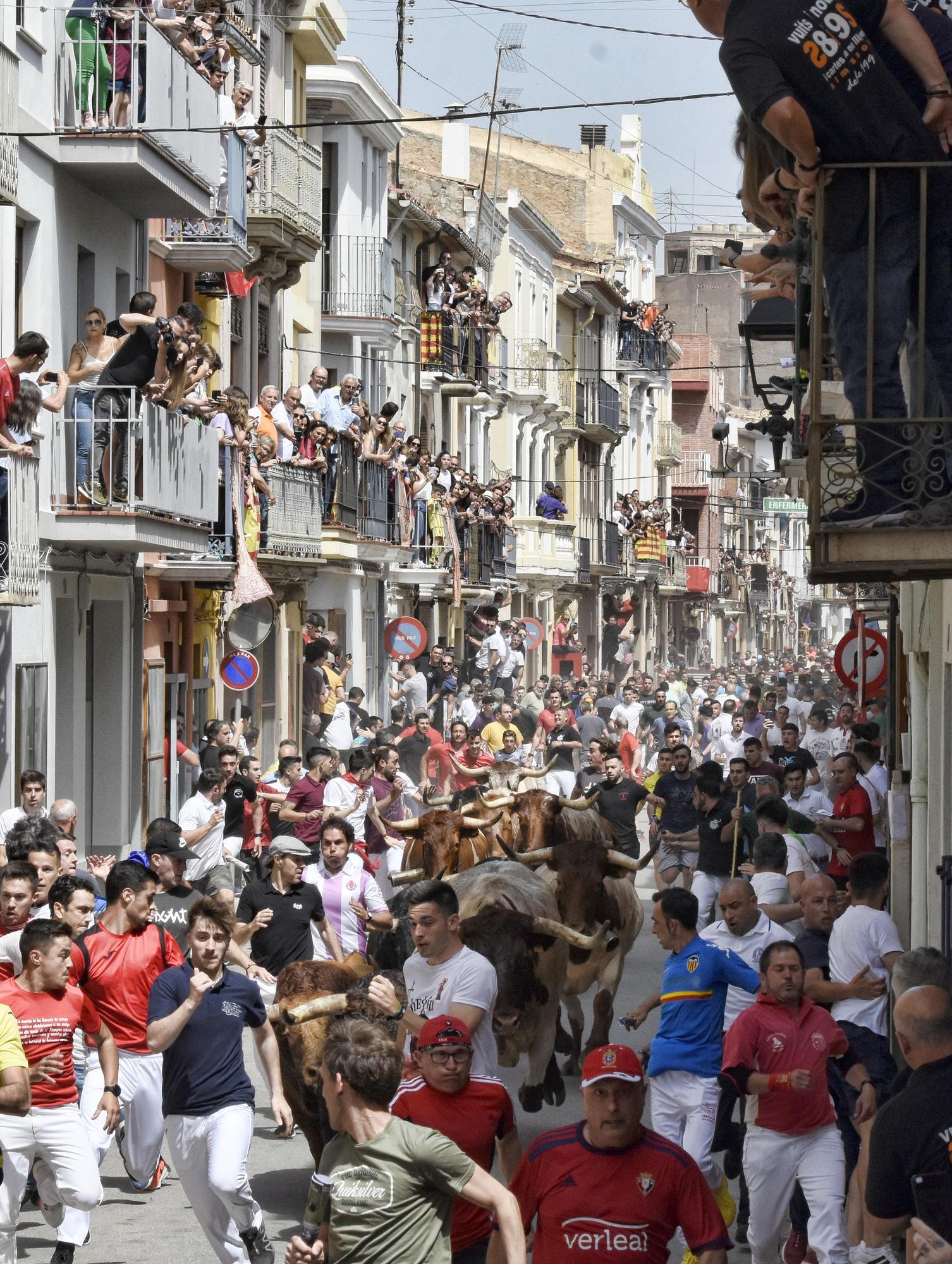 Así fue el encierro de Algarra en Almassora que reunió más de 7.000 asistentes