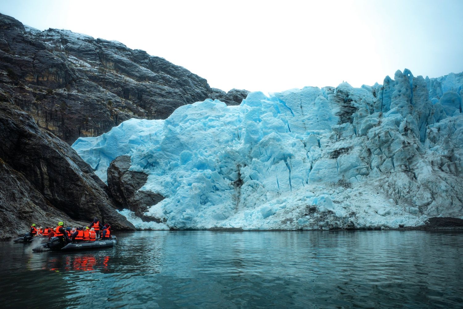 Zódiacs frente al glaciar Cóndor.