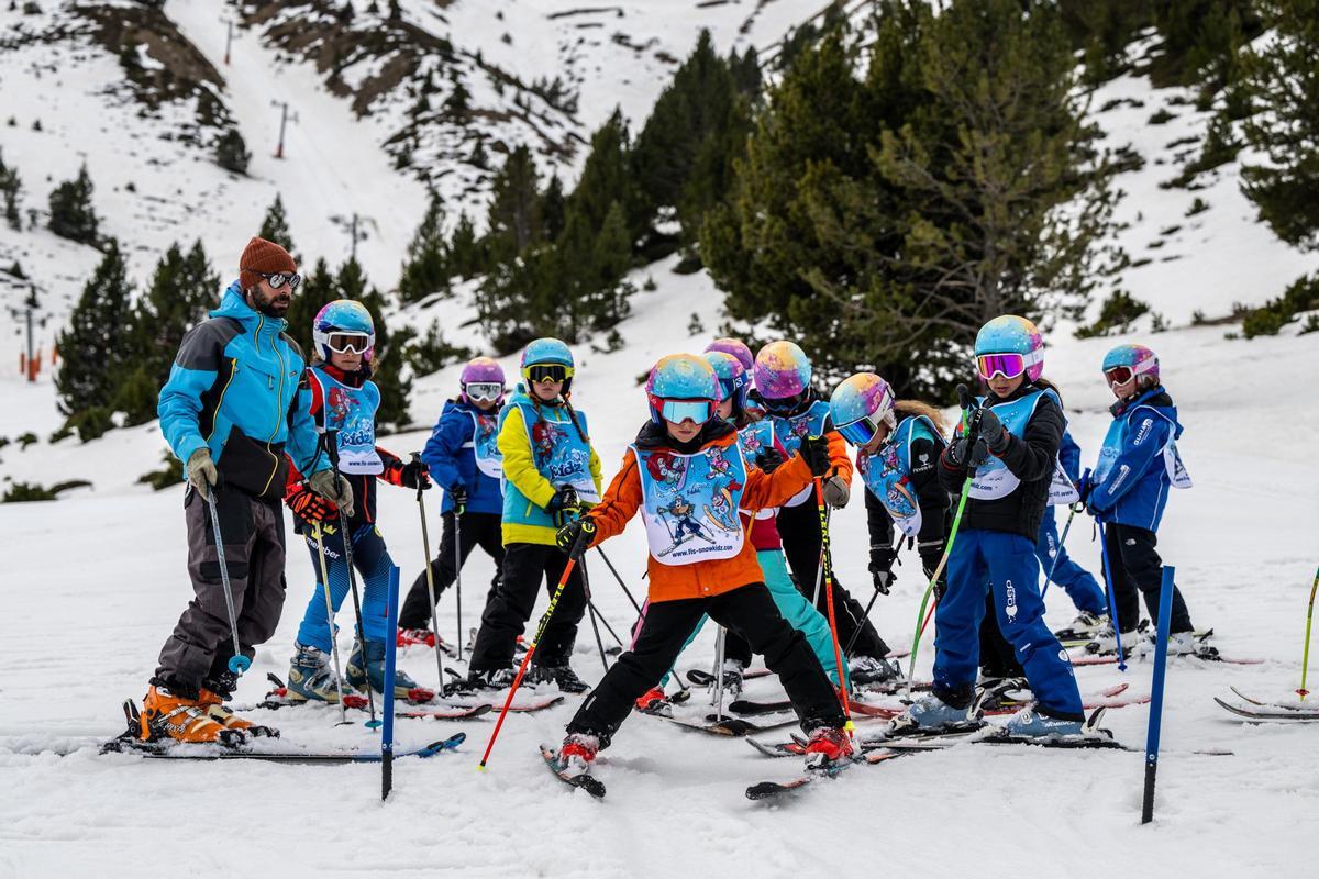 Un grup d'escolars participant en una activitat del programa Esport Blanc Escolar