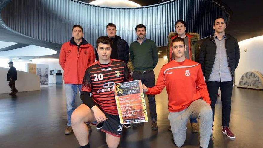 Un instante de la presentación, ayer, del sector juvenil de balonmano de Lalín. // Bernabé/Javier Lalín