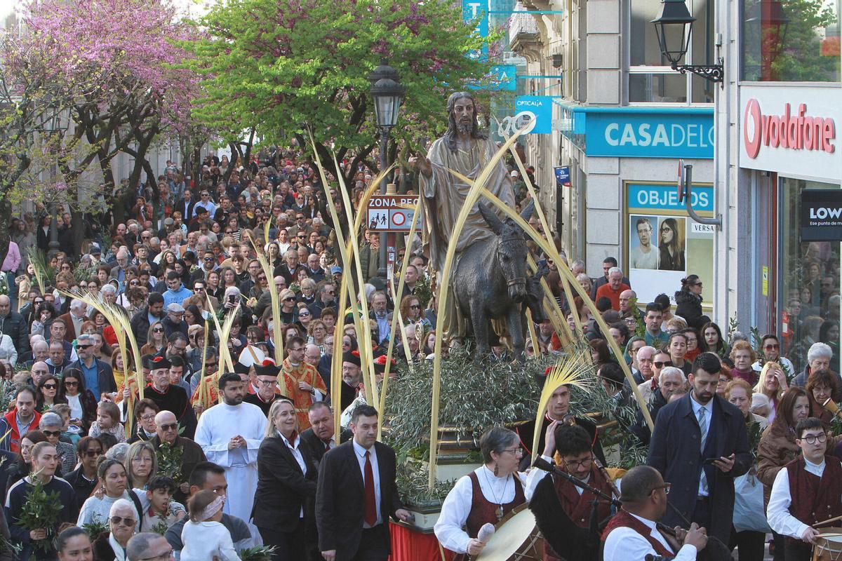 Cientos de fieles, con ramos y palmas, acompañaron a Jesús de Nazaret desde San Lázaro hasta la catedral
