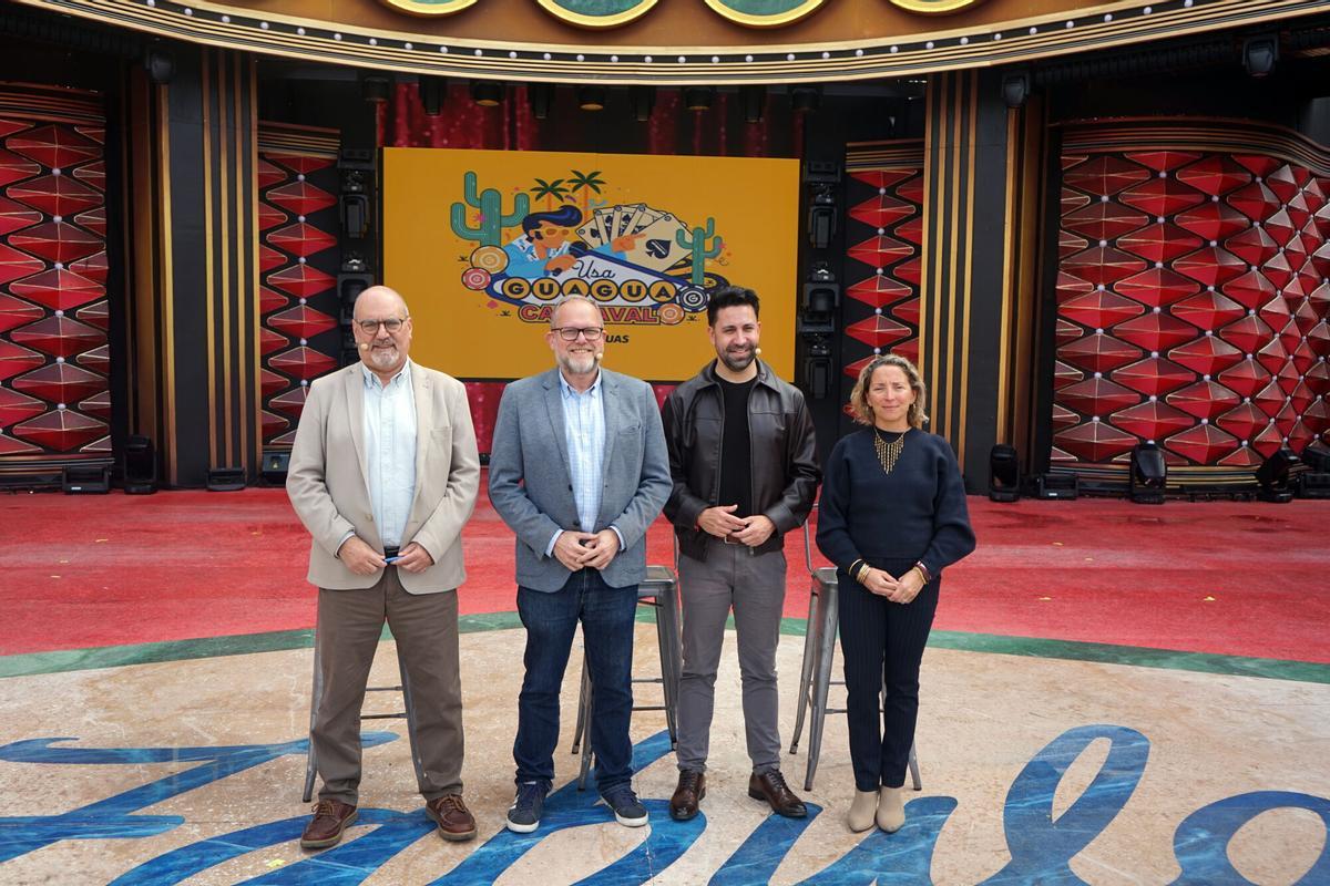 El gerente de Guaguas Municipales, Miguel Ángel Rodríguez; el concejal de Movilidad, José Eduardo Ramírez; el edil de Carnaval, Héctor Alemán, y Gemma Tor, directora comercial de Guaguas Municipales, durante la presentación del dispositivo especial de transporte.