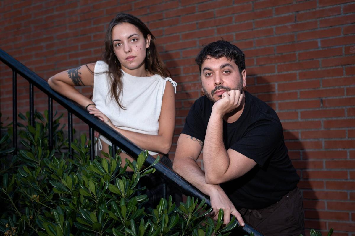 Ginestà, los hermanos Pau y Júlia Serrasolsas, en Barcelona el pasado 21 de abril tras publicar su quinto disco, 'Gira tot igual, però diferent'.