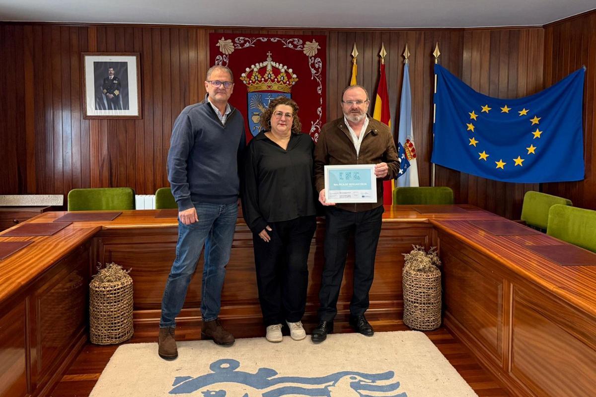 José Manuel Pérez, esquerda, Marisol Blanco e Eduardo Parga co distintivo recibido.