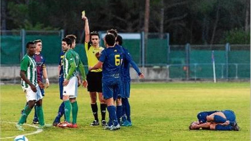 Gerard Brull, mostrant una targeta en un partit de la temporada passada entre l&#039;Escala i la Jonquera.