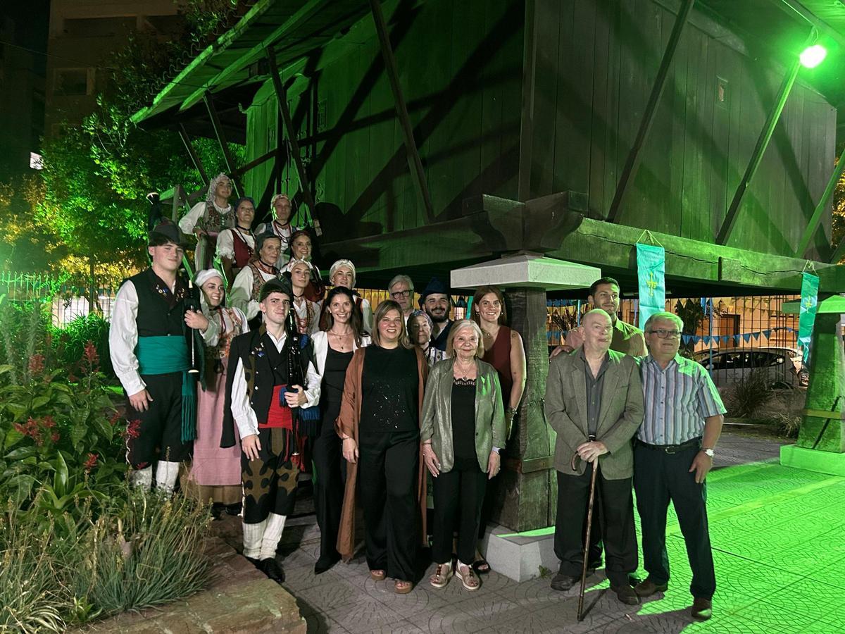 Los representantes del Principado con la directiva y los integrantes del grupo de baile del Centro Asturiano de La Plata.