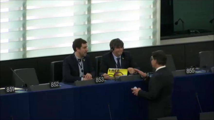 El Parlament Europeu fa retirar un cartell de Junqueras que ensenyaven Puigdemont i Comín