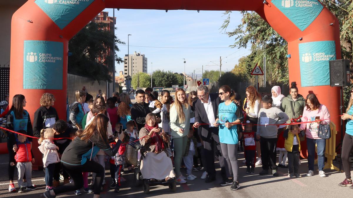 La presidenta de Asmibe, la futbolista benidormense Nerea Pérez, el alcalde y la directora del colegio, junto a algunos de los participantes en la prueba.