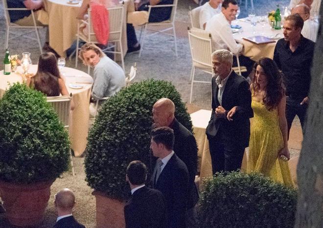 George Clooney y Amal acudiendo a cenar en Italia