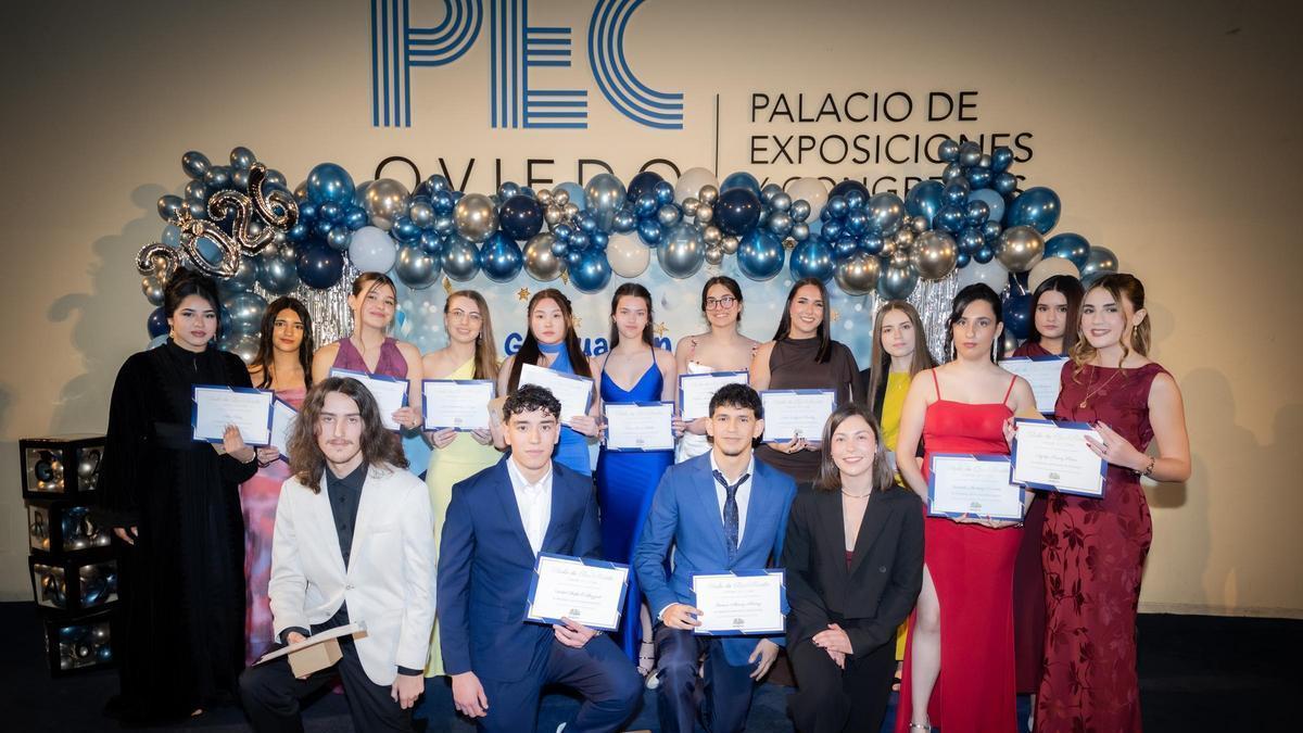 Los graduados den la primera promoción de la historia del instituto.