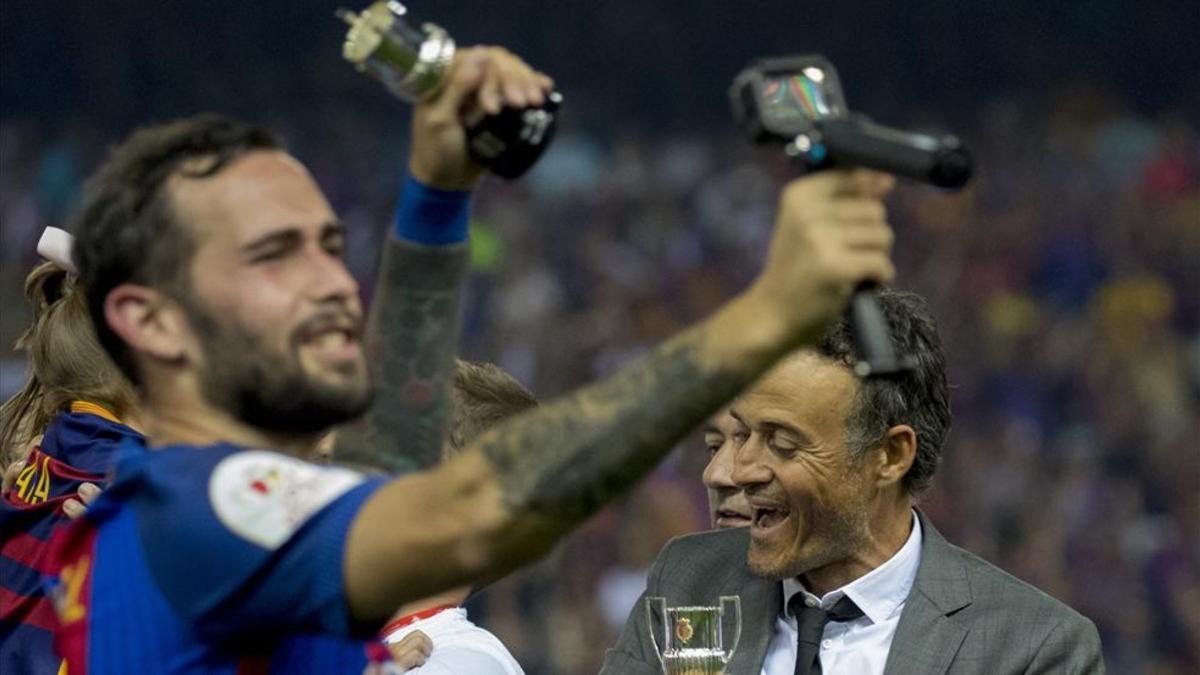 Final feliz entre Luis Enrique y Aleix Vidal en la final de Copa