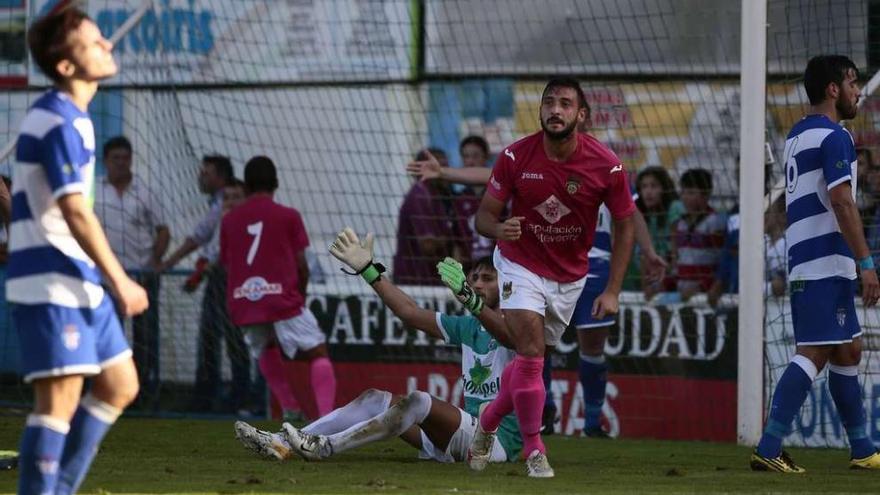 Pablo Carnero celebra uno de los dos goles que marcó ayer en A Lomba, mientras el portero rival y otros jugadores del Areas se lamentan