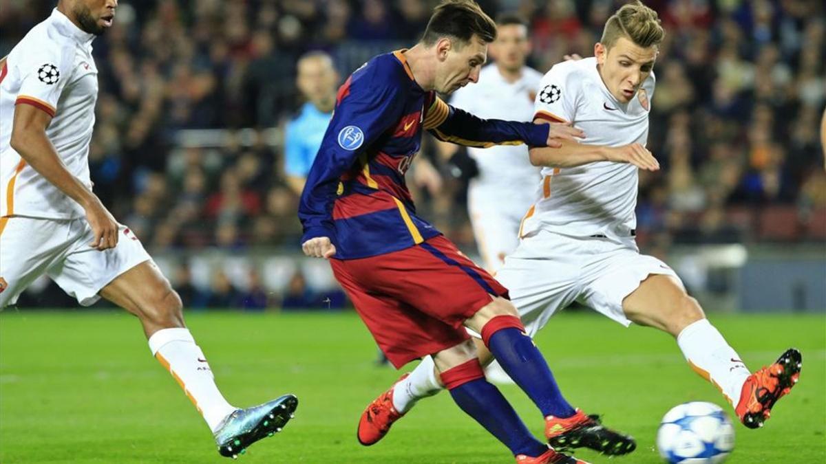 Messi, frente al entonces romanista Digne, en la última visita de la Roma al Camp Nou