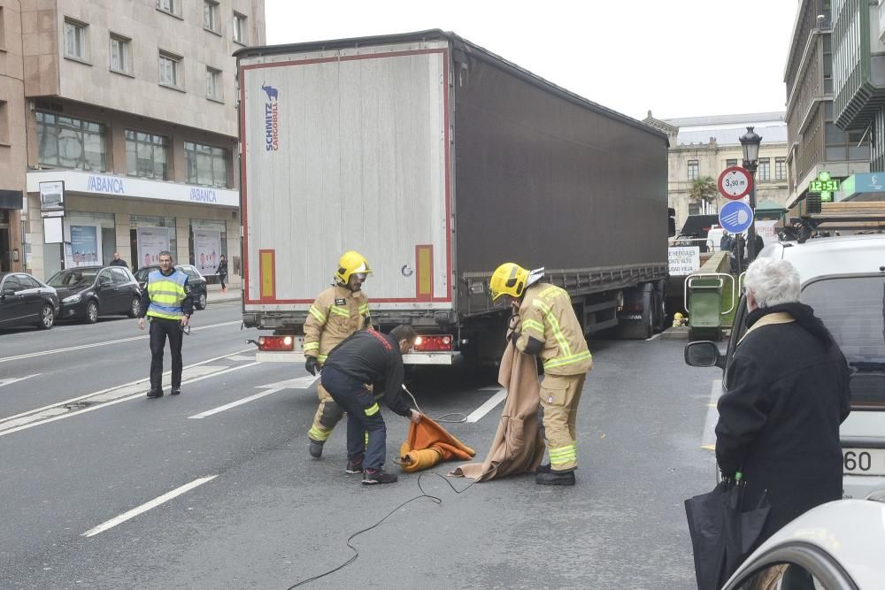 Camión atascado en el túnel de Juana de Vega