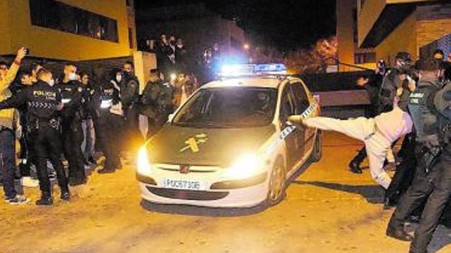 Un coche de la Guardia Civil se lleva al detenido. |  // RAQUEL MANZANARES