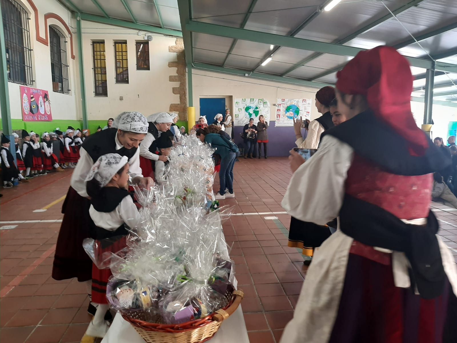 Los aldeaninos del Peña Careses adelantan los Güevos Pintos: así ha sido su mercadillo escolar solidario