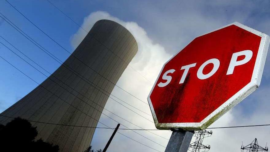 Señal de stop junto a la chimenea de una central térmica. // Víctor Echave